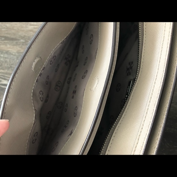 Tory Burch Robinson Handbag w/crossbody strap - Picture 8 of 8